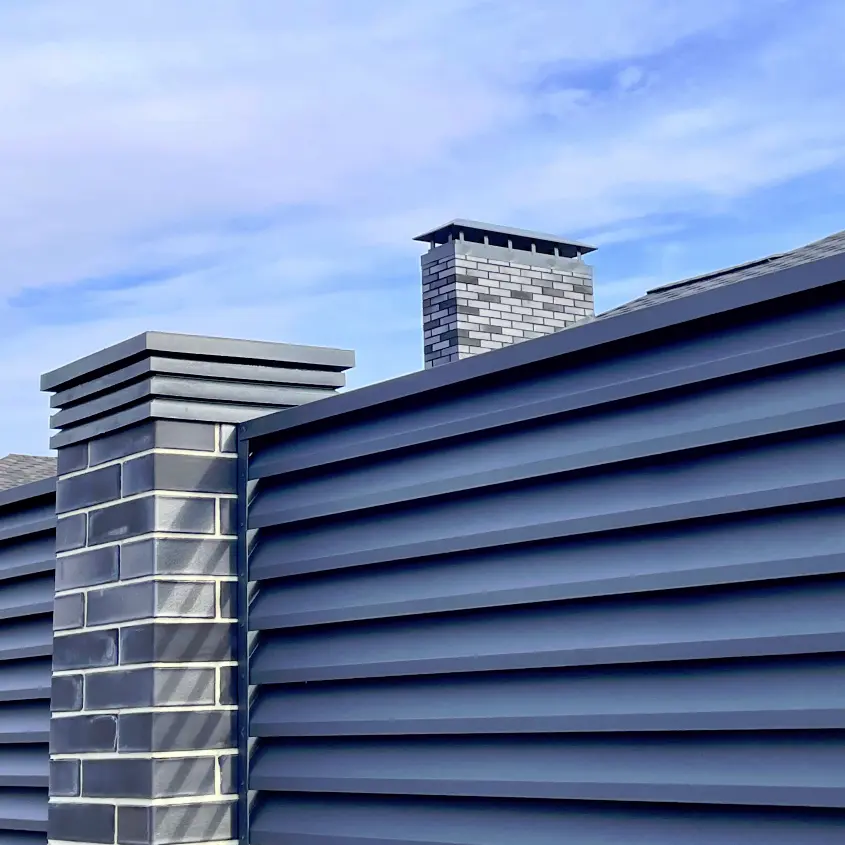 Фото 5 колпак Bona Серый на столбах забора жалюзи ЭКО-Z