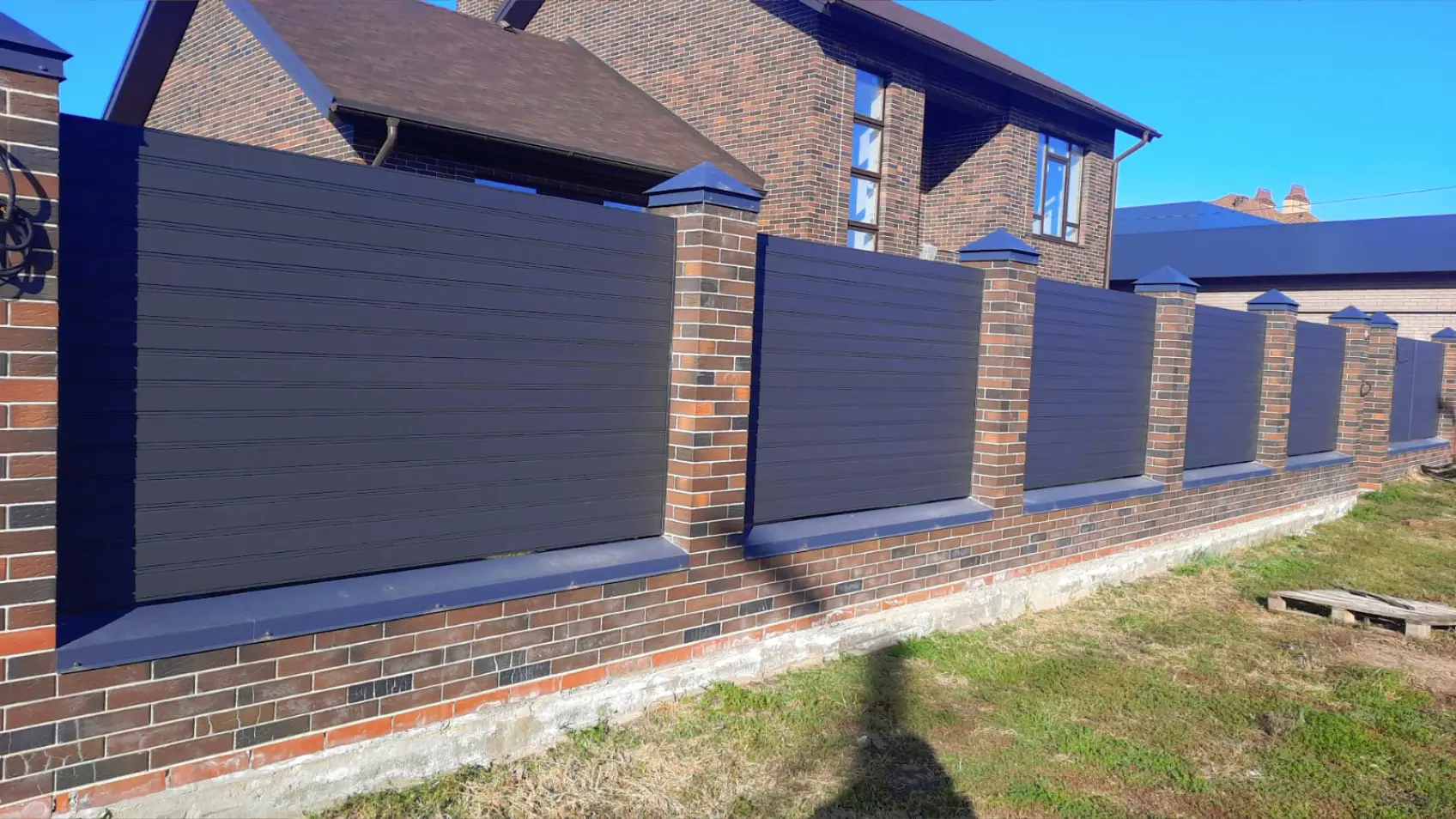 Фото 1 Забор ранчо металло планкен 7024 МАТТЕ Серый Графит матовый