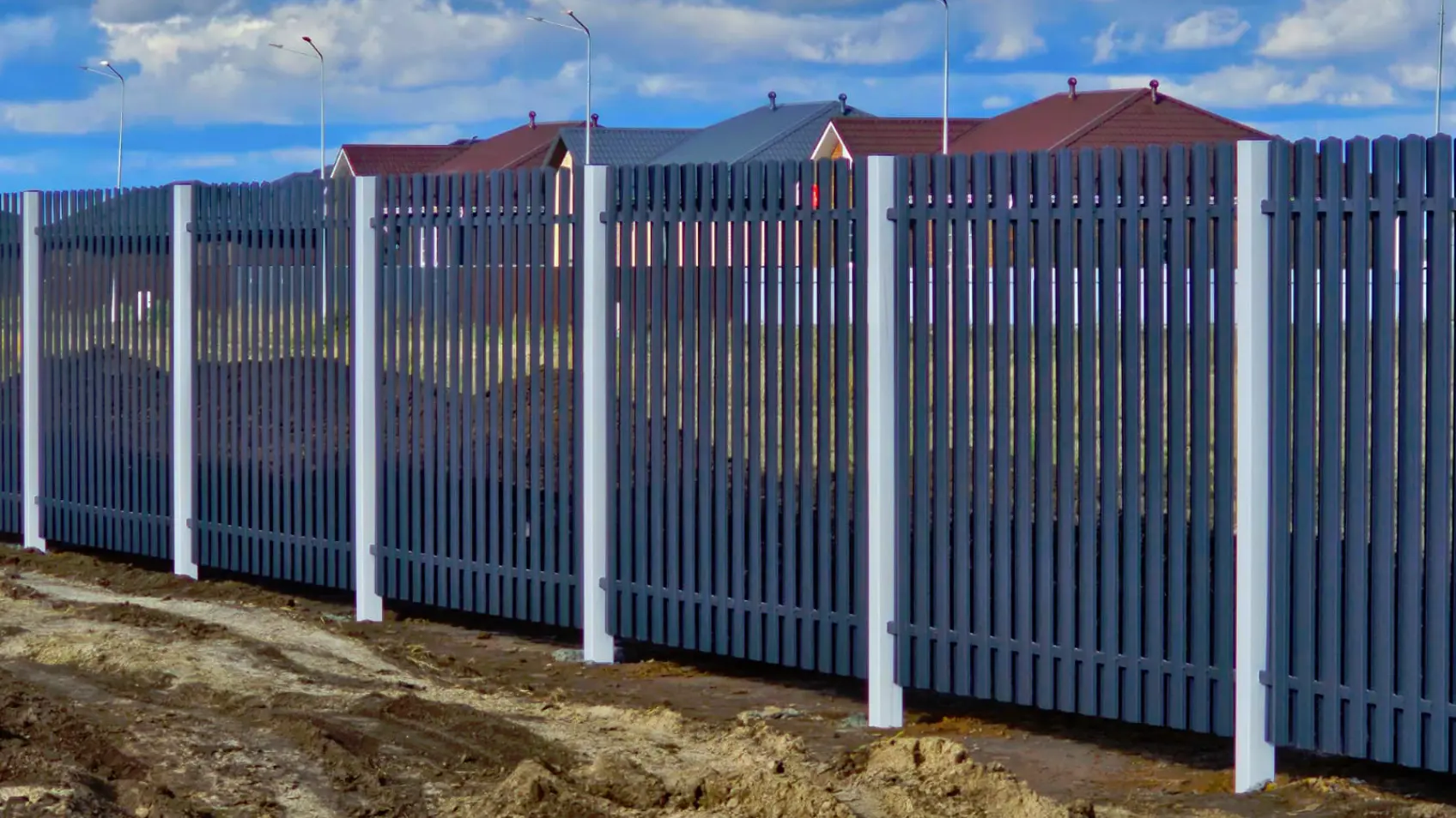 Фото 1 штакетник полукруглый 7024 двусторонний в коттеджном поселке