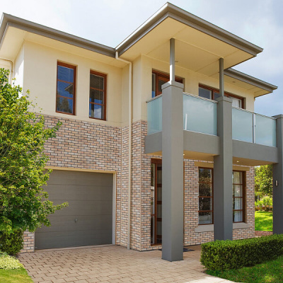 Фaсадная плитка Hauberk цвет Травертин на фасаде дома фото